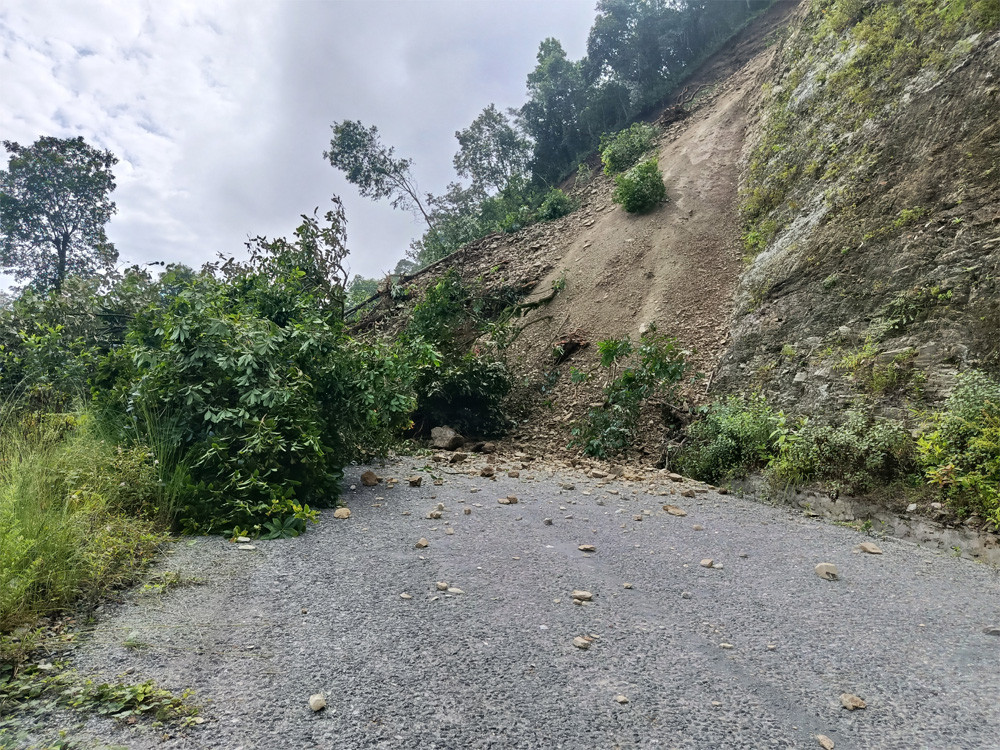 मध्यपहाडी लोकमार्ग पहिरोले  अवरुद्ध