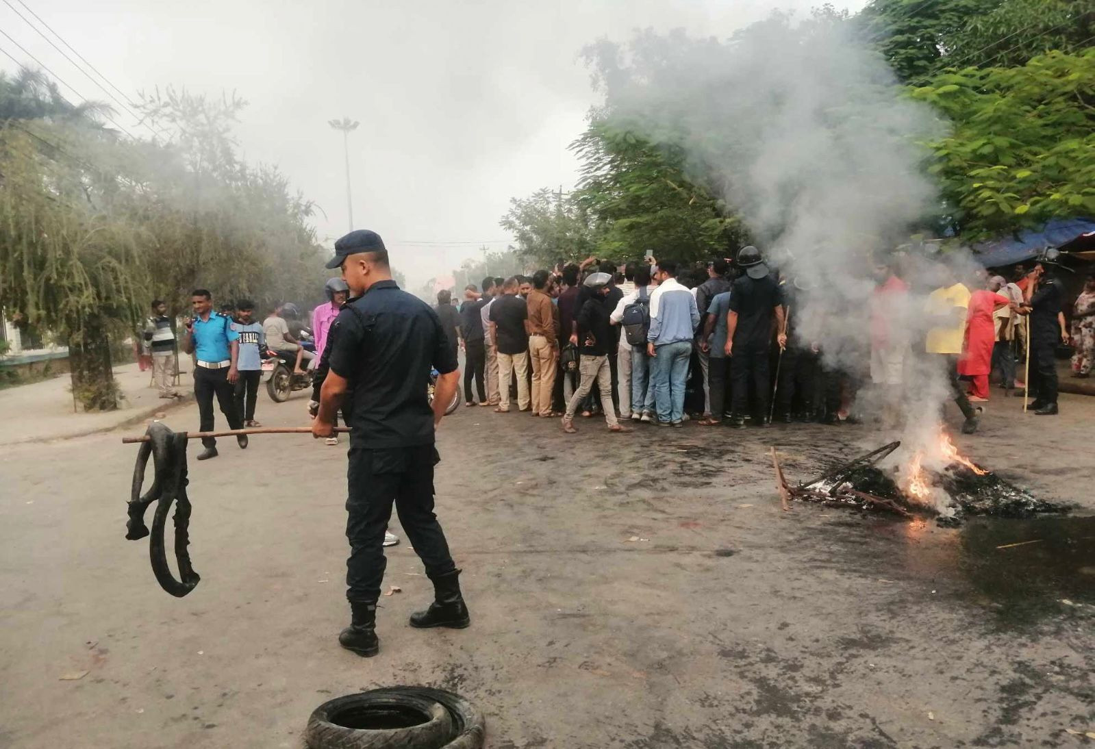 दुर्घटनामा युवाको मृत्यु भएपछि नेपालगञ्जमा आफन्त र स्थानीयको प्रदर्शन