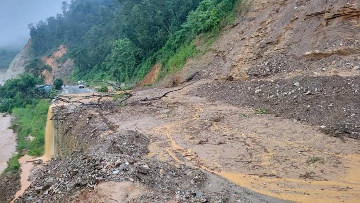 अविरल वर्षा, बाढी र पहिरोका कारण देशका विभिन्न भागमा मुख्य राजमार्गहरू अवरुद्ध