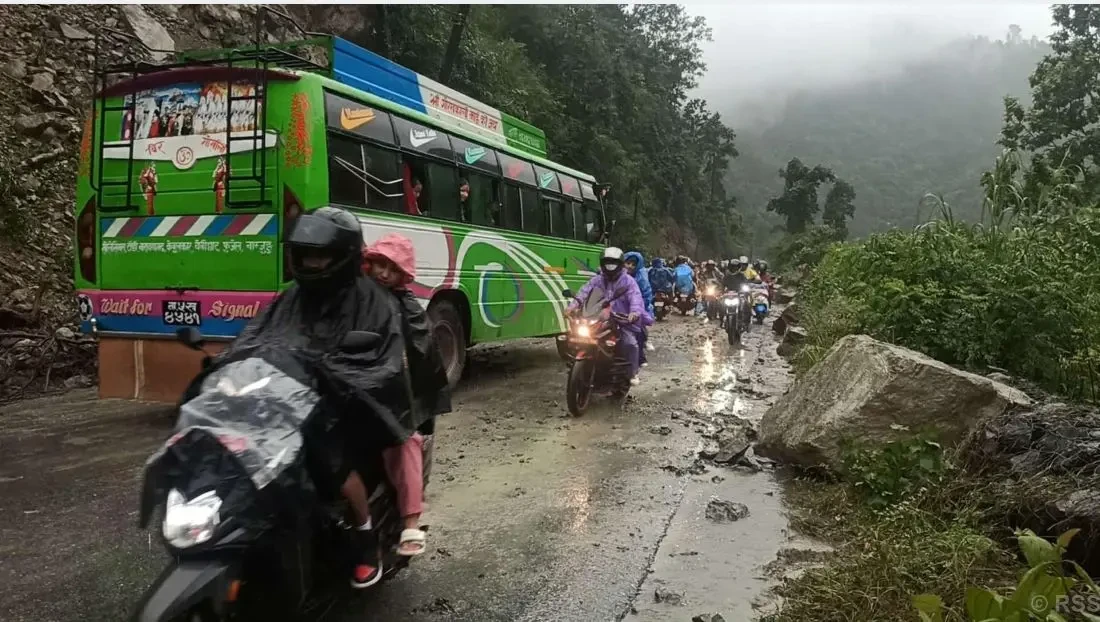 ठाउँठाउँमा खसेको पहिरो पन्छाएपछि नारायणगढ-मुग्लिन सडक पूर्ण रूपमा सञ्चालनमा