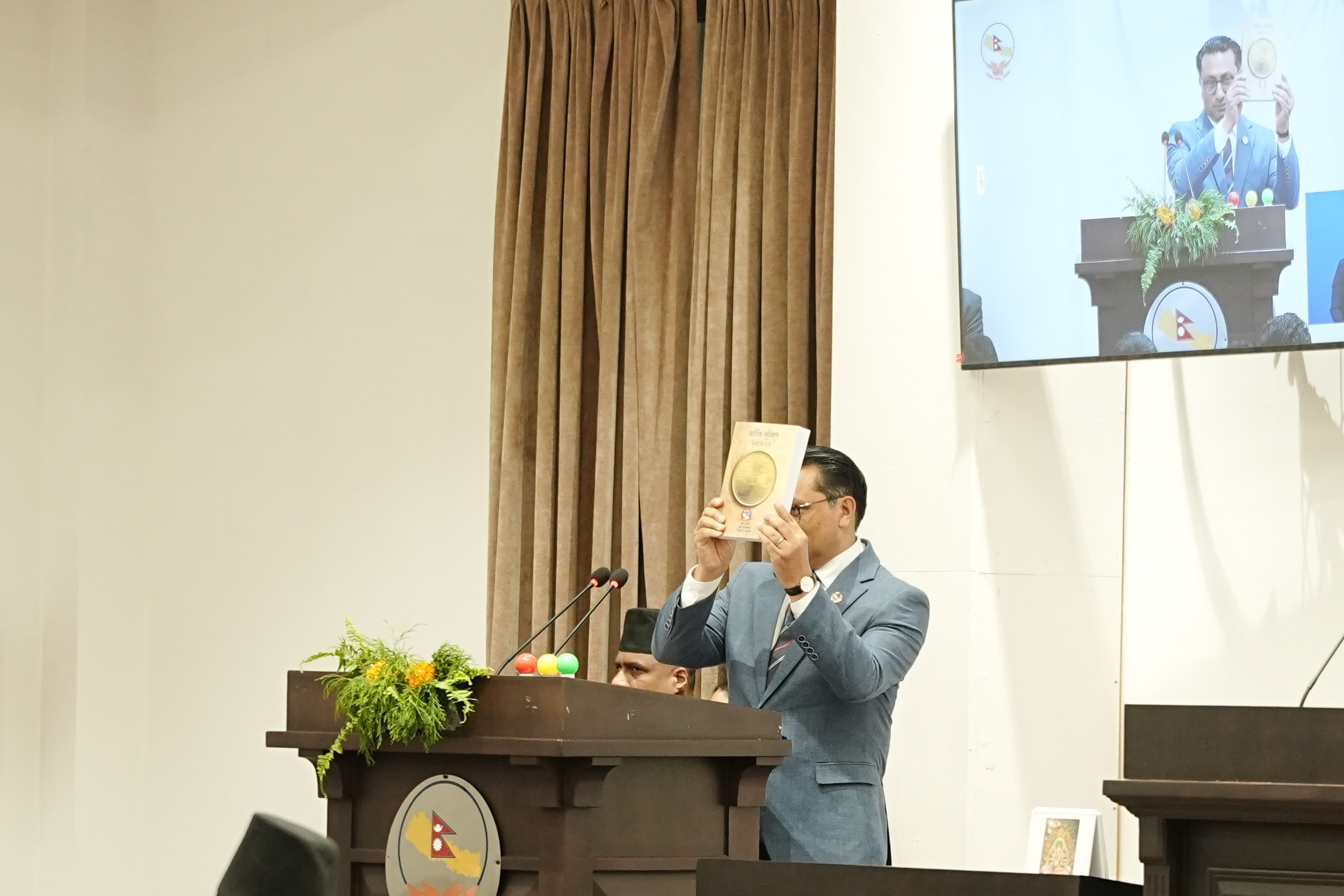 अर्थतन्त्र ३.८५% ले बढ्ने अनुमान, अर्थमन्त्री वाग्लेले सार्वजनिक गरे आर्थिक सर्वेक्षण