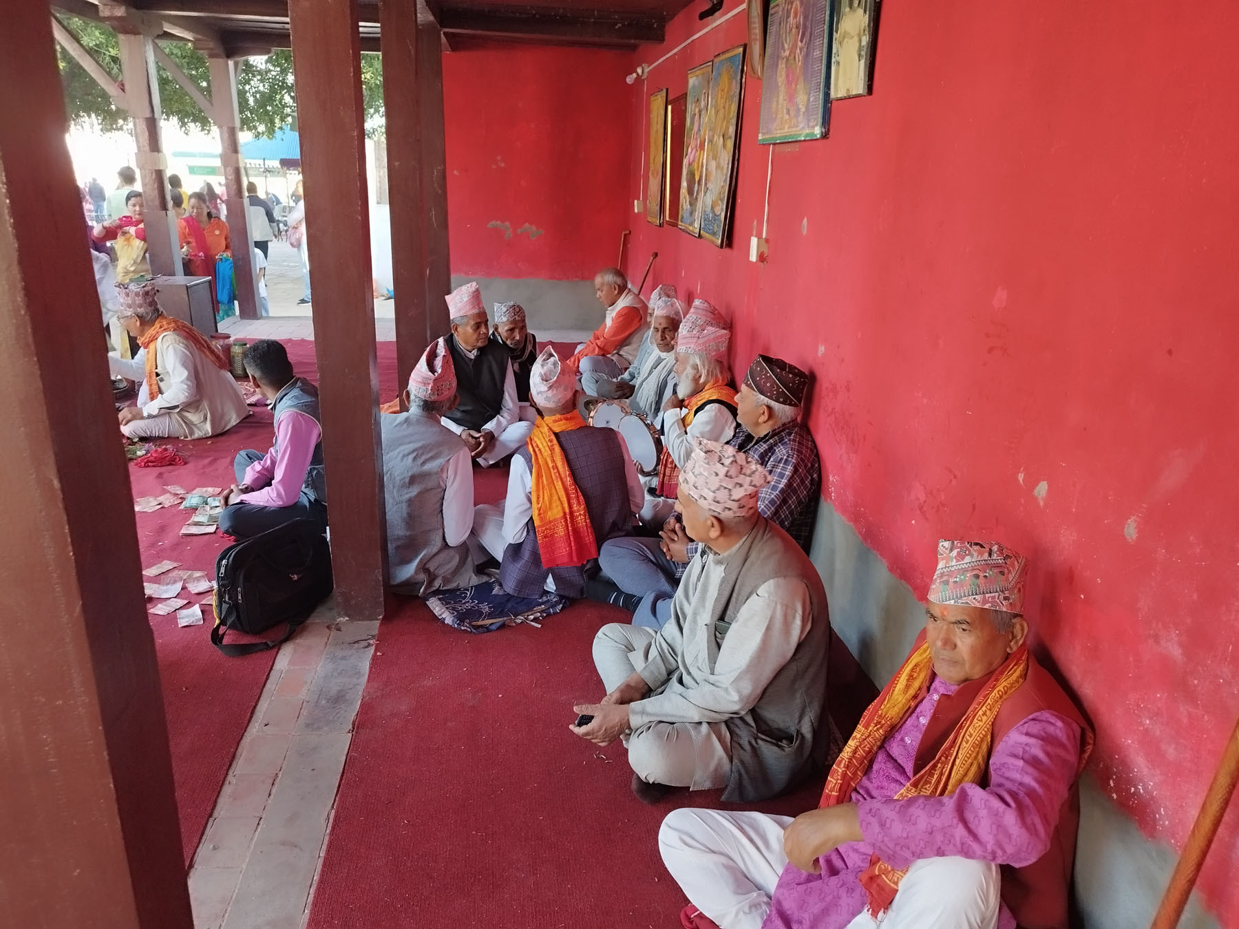 भजनकीर्तन गर्दै ज्येष्ठ नागरिक