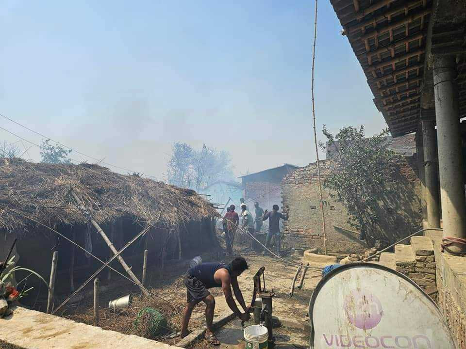 महोत्तरीमा भीषण आगलागी- सयौं घर खरानी