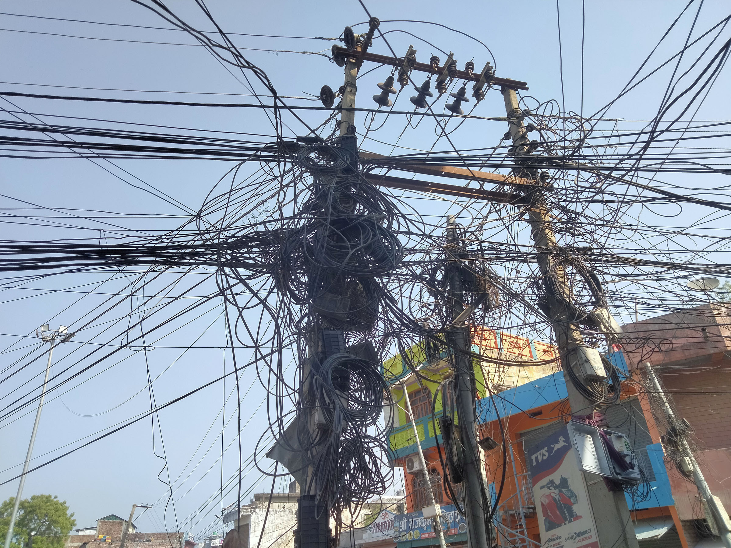 जलेश्वरका पोलहरुमा अव्यवस्थित तार