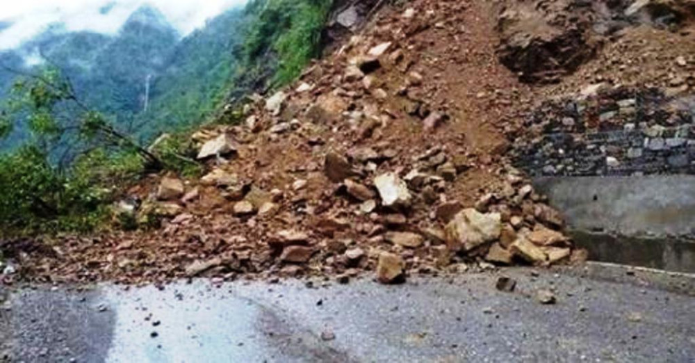 बाढी–पहिराले ठाउँ ठाउँमा राजमार्ग अवरुद्ध