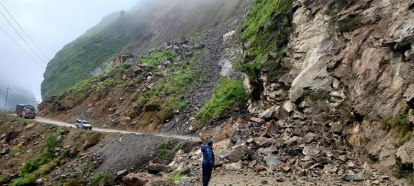 सुक्खा पहिराले बेनी–जोमसोम सडकमा  आवतजावत रोकियो