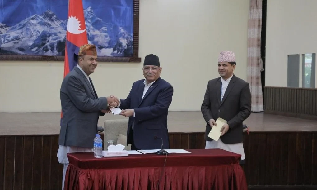कुल आचार्यलाई पहिलो गैरआवासीय नागरिकता प्रदान