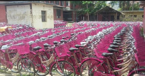 छात्रालाई  साइकल र एक लाख  वितरण