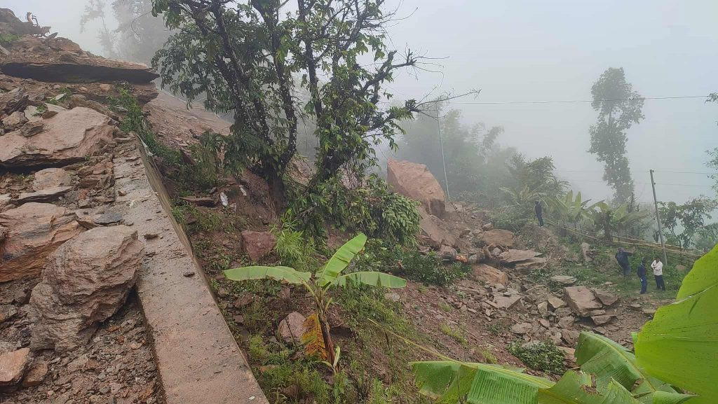 मध्य पहाडी लोक मार्ग पूर्ण अवरुद्ध