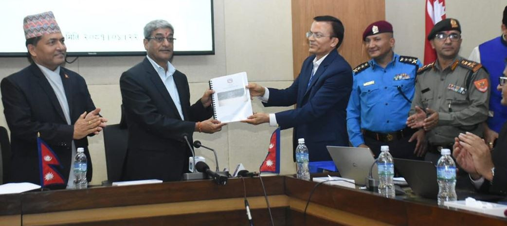 सिमलताल दुर्घटना : त्रिशुलीको भेलबाढीले दुई ओटा बस बगाएको निष्कर्ष, गृहमन्त्रीले बुझे प्रतिवेदन