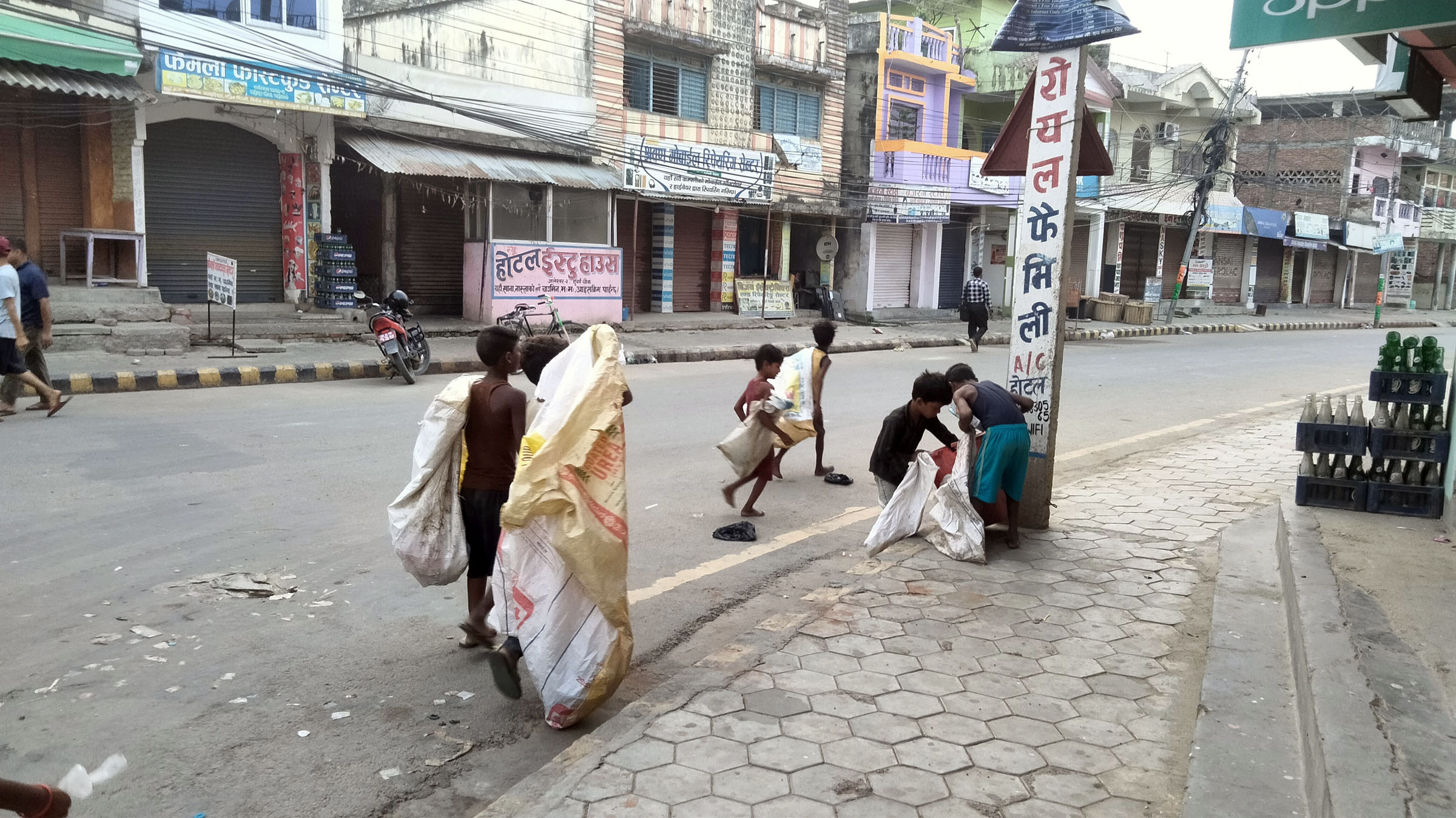 विद्यालय जाने उमेरमा कवाडी खोज्दै बालबालिका