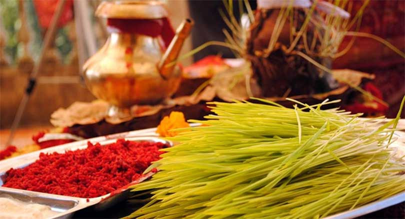 तलेजुमा जीवित देवी एकान्त कुमारीको हातबाट टीका ग्रहण