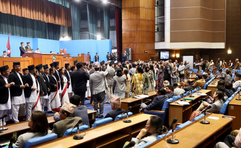 प्रतिपक्षी दल कांग्रेसले नाराबाजी गर्दै घेरा हाले वेल