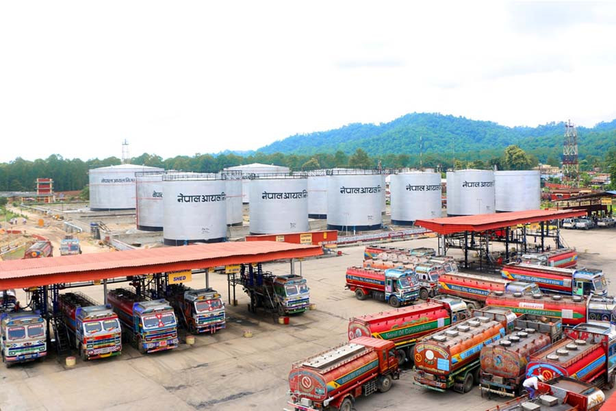 पहिलो  सात महिनामा एक खर्ब २३ अर्ब ६७ करोड रुपैयाँबराबरको पेट्रोलियम पदार्थ आयात