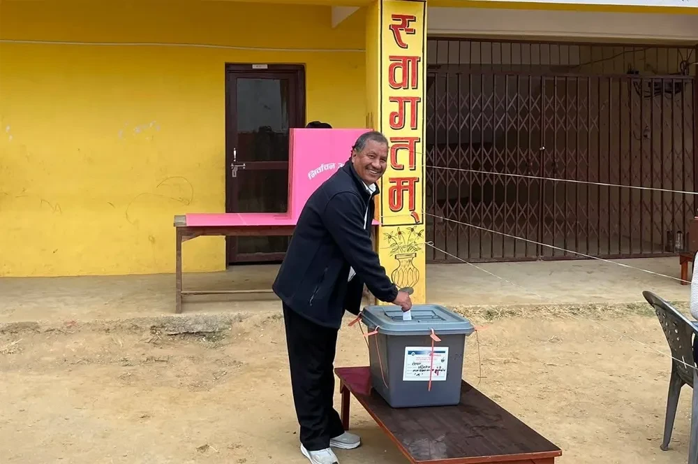 माओवादीका महासचिव नेत्रविक्रम चन्द ‘विप्लव’ले १८ वर्षपछि मतदान गरे