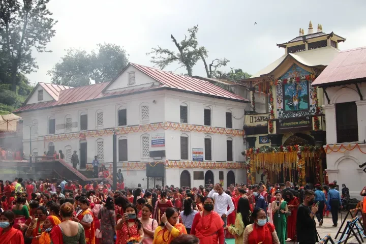 पशुपतिनाथ मन्दिरमा सुरक्षाका लागि २ हजार ९६६ प्रहरी परिचालन, ड्रोनबाट भइराछ निरीक्षण