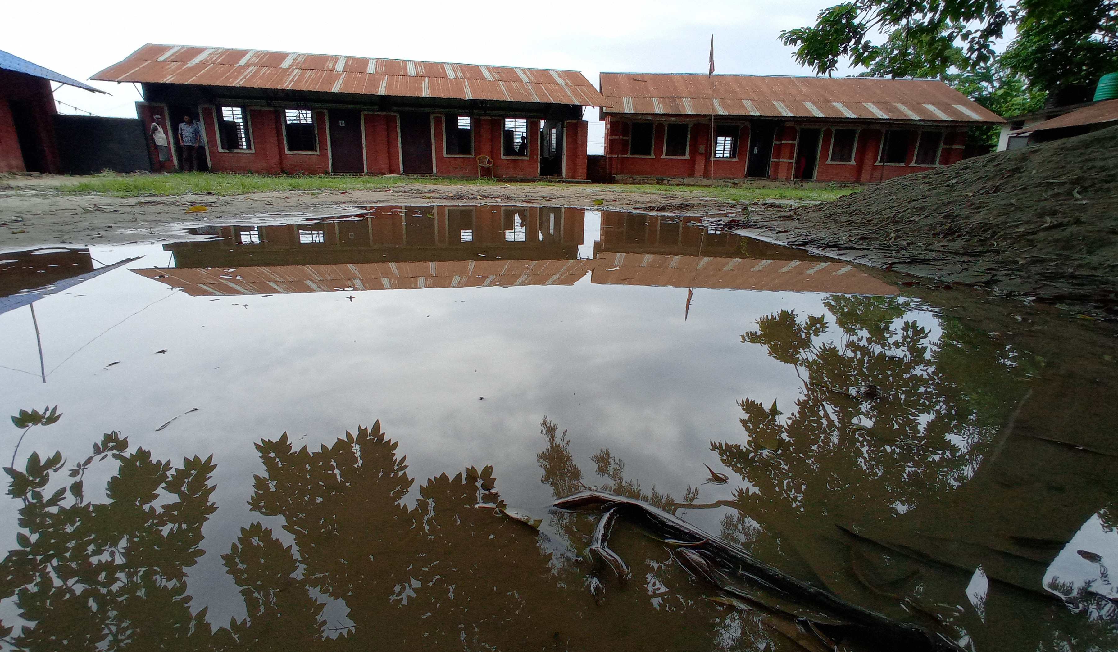 विद्यालय परिसरमा जमेको पानी
