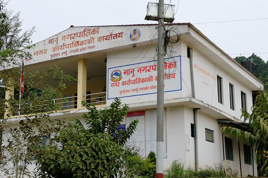 बालबालिकालाई पालन गर्ने समाजसेवी अमरसिंह