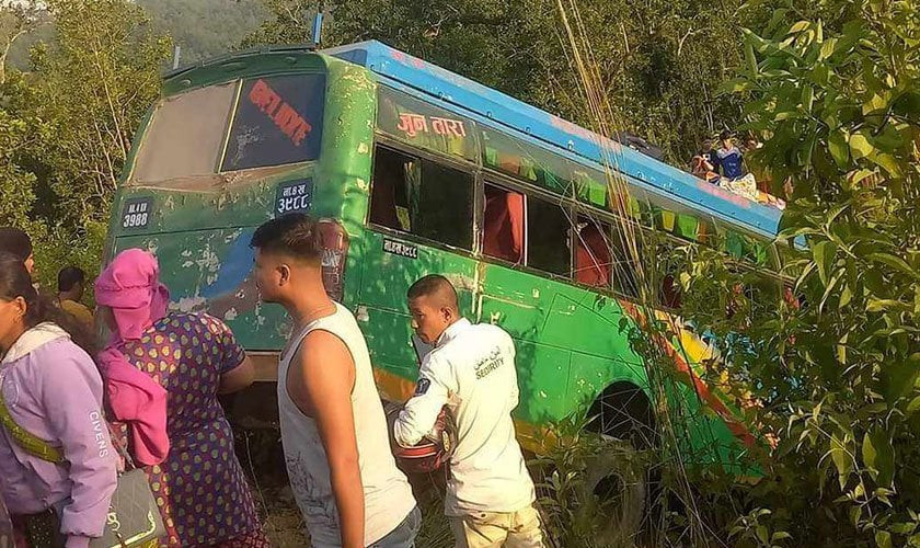 यात्रुवाहक बस मकवानपुरमा दुर्घटना