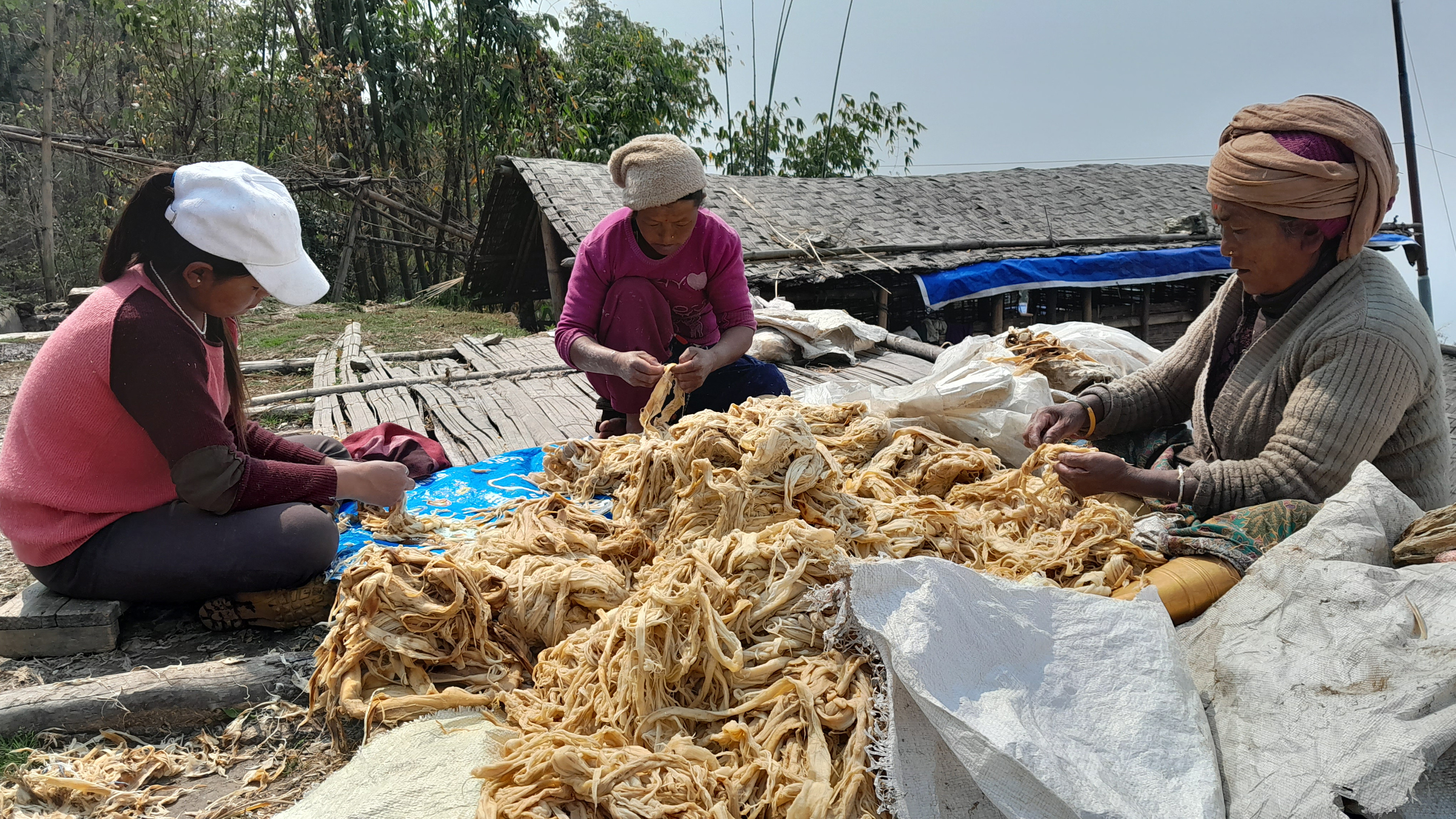 कागज बनाउन अल्लो केलाउँदै उद्यमी