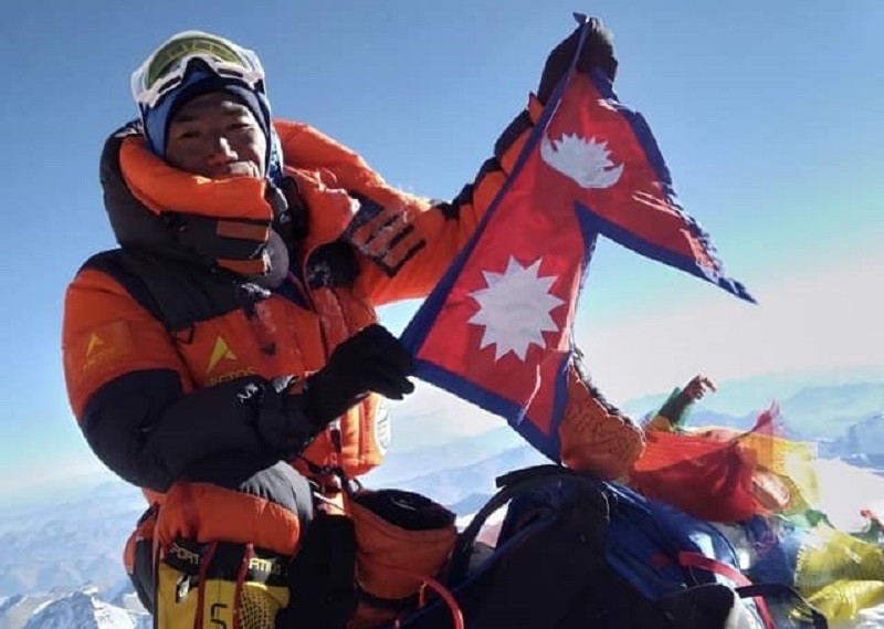 कामीरिता शेर्पा २९ औं पटक सगरमाथाको चुचुरोमा