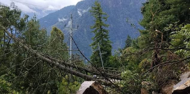 बाढीपहिरोले विद्युत् प्रसारण र जलविद्युत् उत्पादन प्रभावित