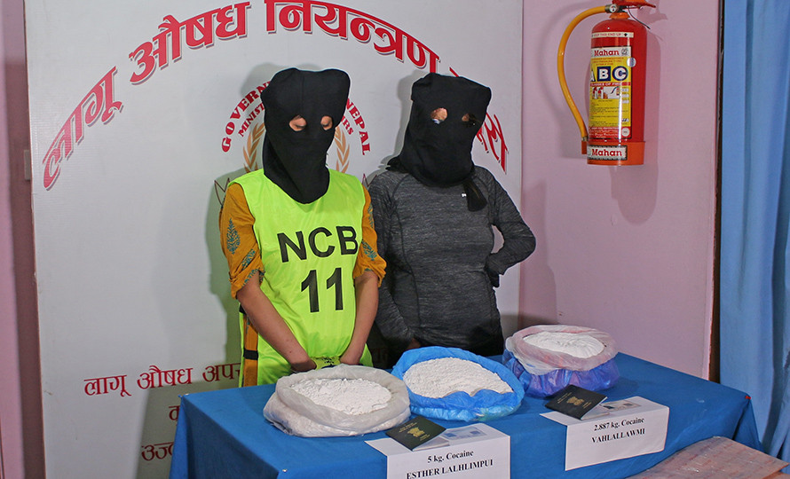 १७ करोडको कोकिनसहित दुई महिला पक्राउ