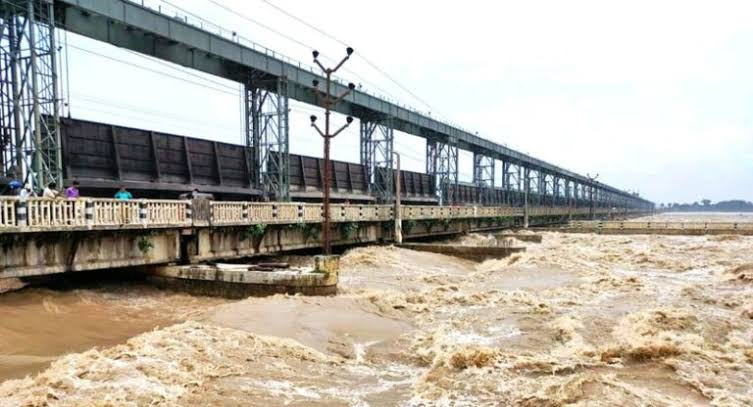 सप्तकोशी नदीमा जलसतह निरन्तर बढेपछि कोशी ब्यारेजका २५ वटा ढोका खोलिए