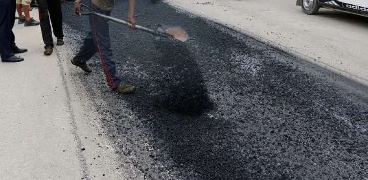 नेपालगञ्जमा ‘अस्फाल्ट’ प्रविधि गरी कालोपत्रे सुरु