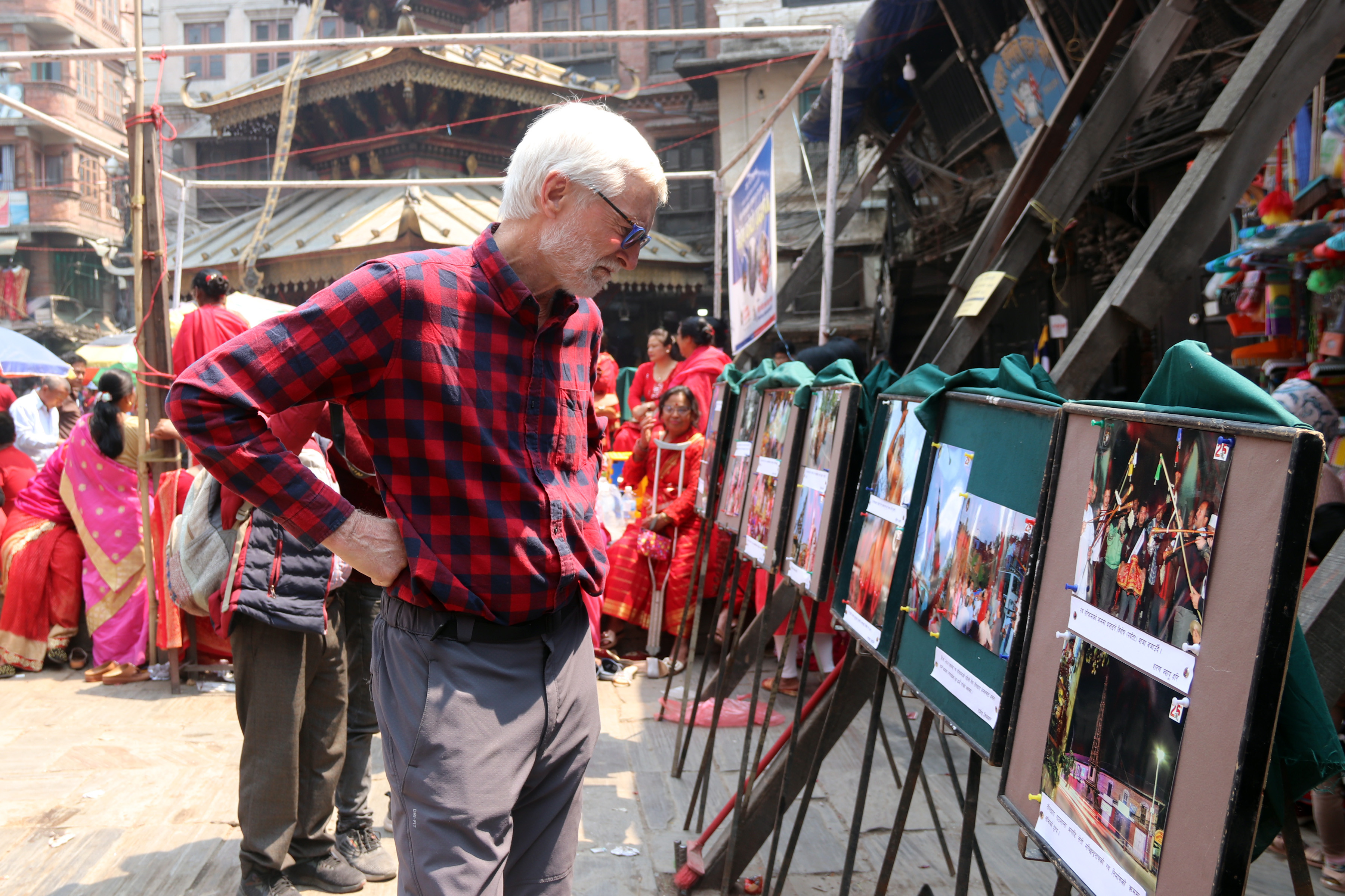 तस्बिर अवलोकन गर्दै पर्यटक