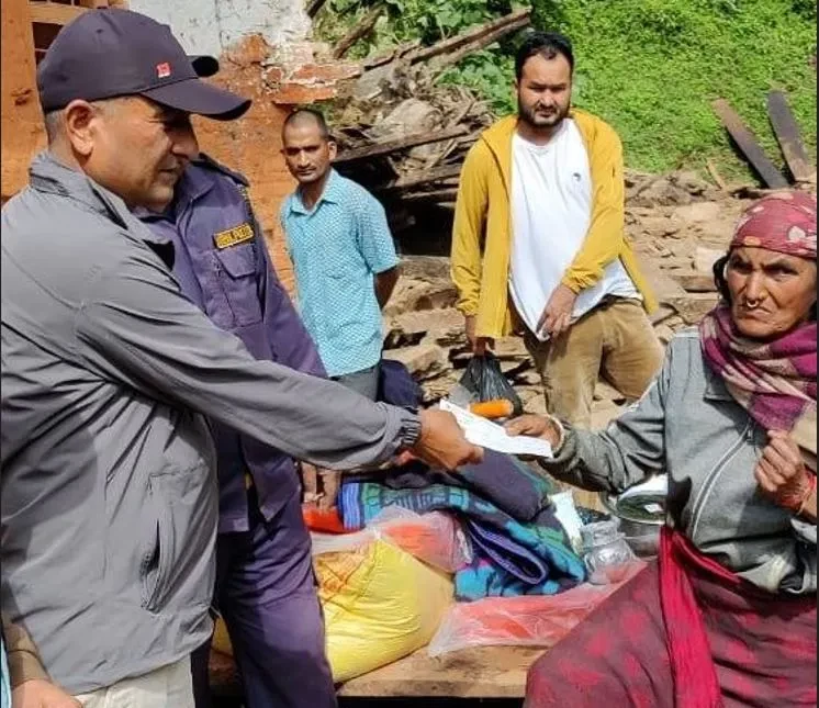 पहिरोपीडितलाई राहत वितरण
