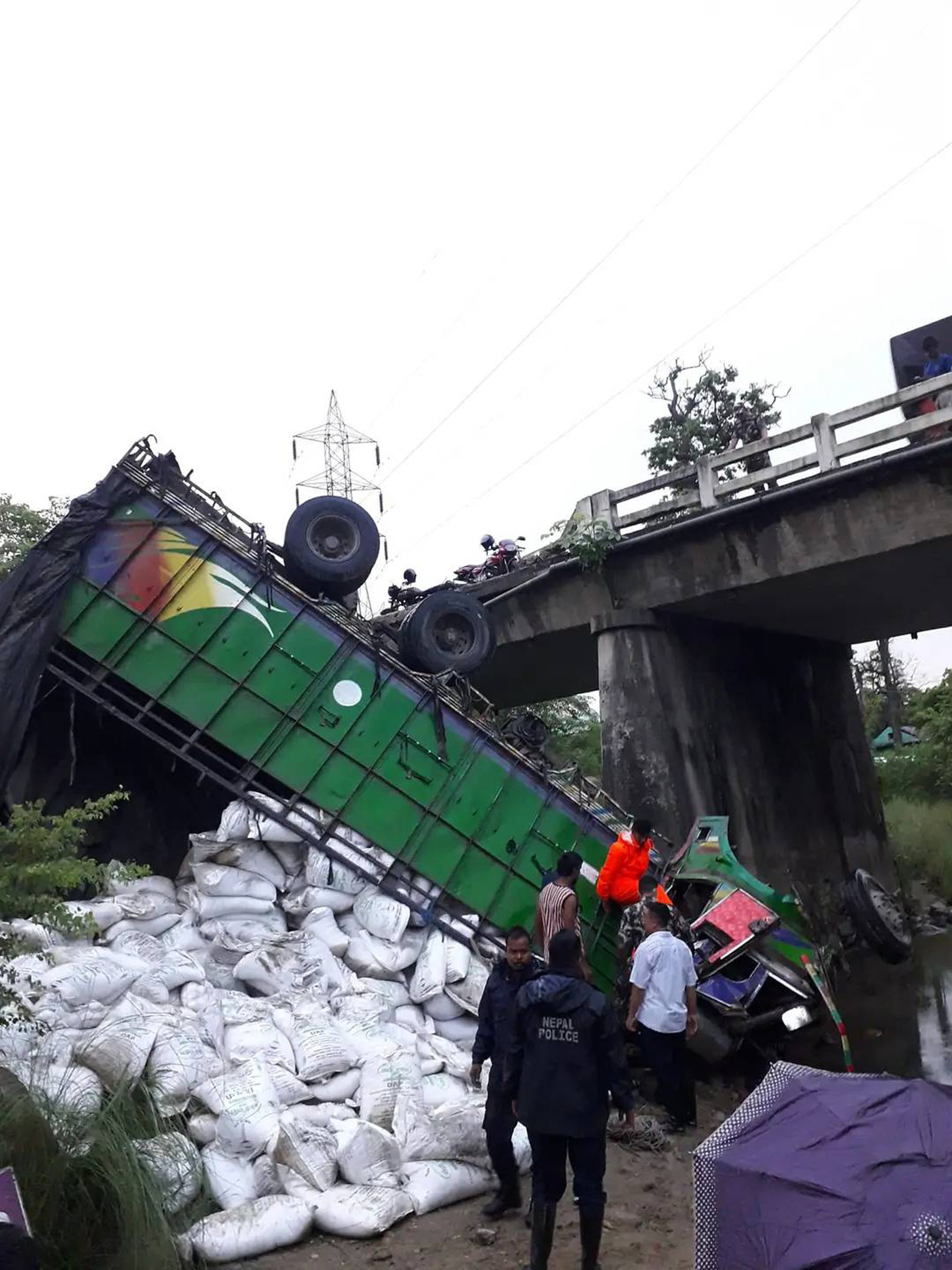 मालबाहक ट्रक दुर्घटनाग्रस्त