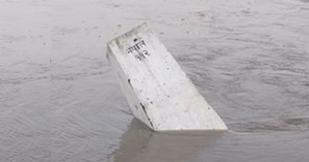 बाढीले सीमा स्तम्भ बगायो