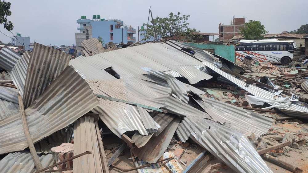 मनोहरा क्षेत्रका अतिक्रमित घरटहरा हटाइँदै