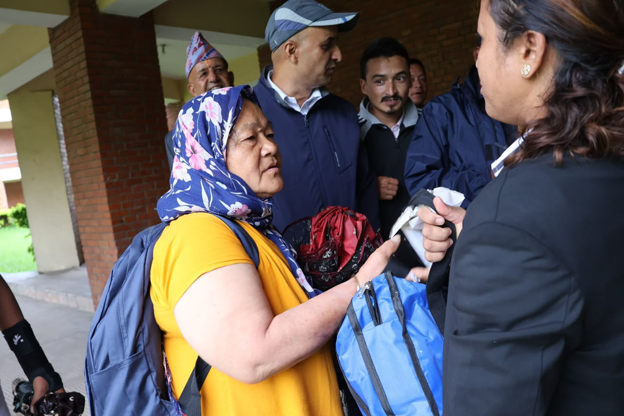मन्त्री सिता बादीको पहलमा खरीपाटी र बोडे होल्डिङ सेन्टरमा अत्यावश्यक सामग्री वितरण