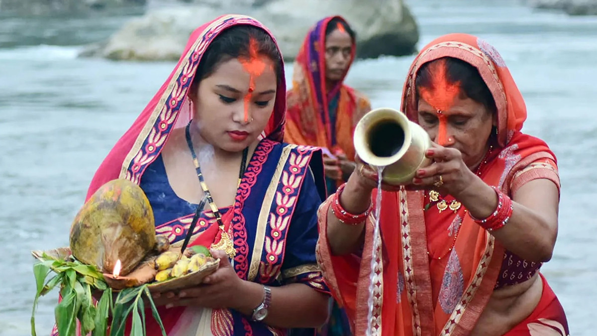 छठ पर्व : आज बिहान उदाउँदो सूर्यलाई अर्घ्य दिएपछि सम्पन्न
