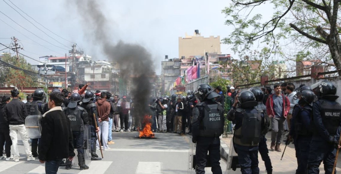 एमालेका कार्यकर्तामाथि प्रहरीको लाठीचार्ज