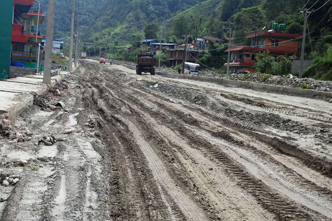 मध्यपहाडी लोकमार्गः हिउँदमा धुलो र बर्खामा हिलाम्य