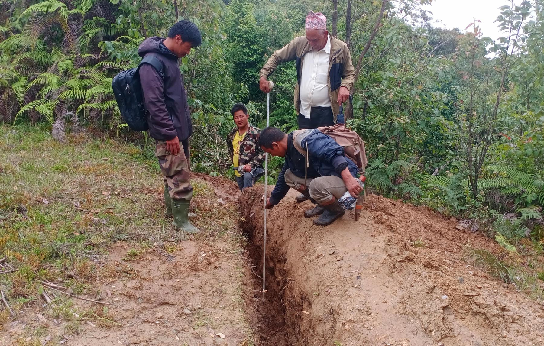खानेपानी आयोजनाको कुलो नाप्दै प्राविधिक