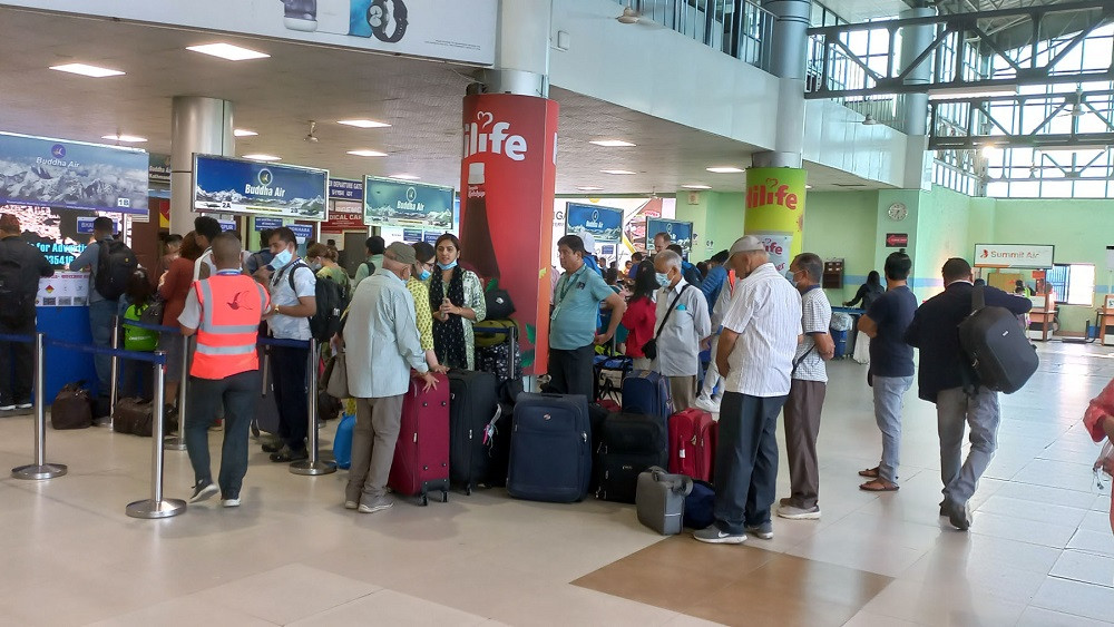 राजधानी आउने सडकमार्ग अवरुद्ध भएपछि हवाई यात्रीको धानीनसक्नु चाप