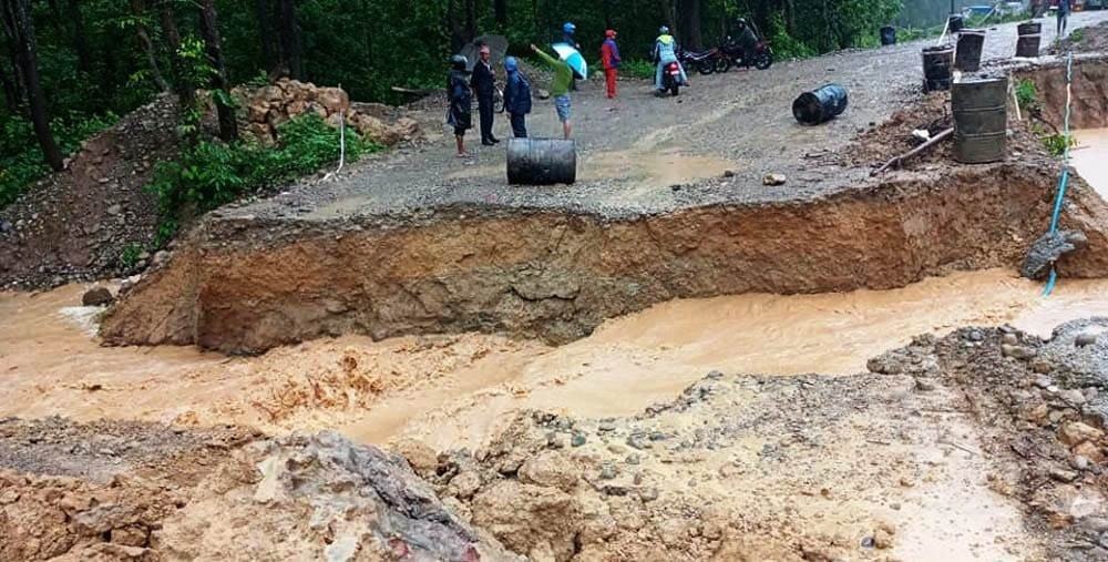 पूर्वपश्चिम राजमार्गअन्तर्गत पूर्वी नवलपरासीको दुम्किवासमा सडक दुईतर्फी नै अवरुद्ध