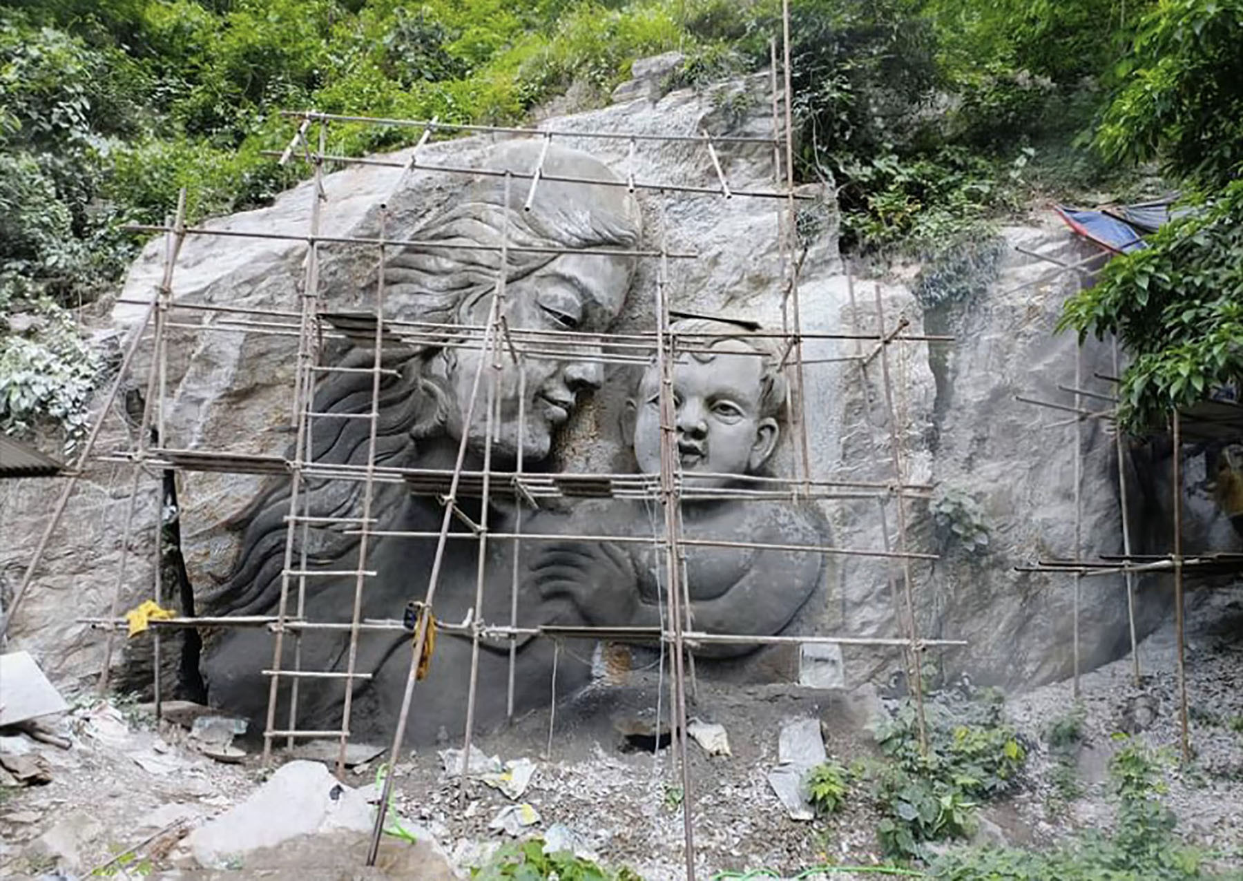 ऐनापहरास्थित ढुङ्गामा कुँदिएको आमा र बच्चाको आकृति