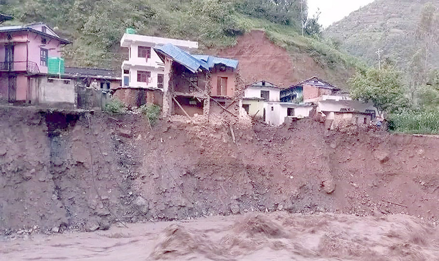 आठबीसकोट बाढी : पुरिएका तीन बालिकाको शव निकालियो, बेपत्ता एकको खोजी जारी
