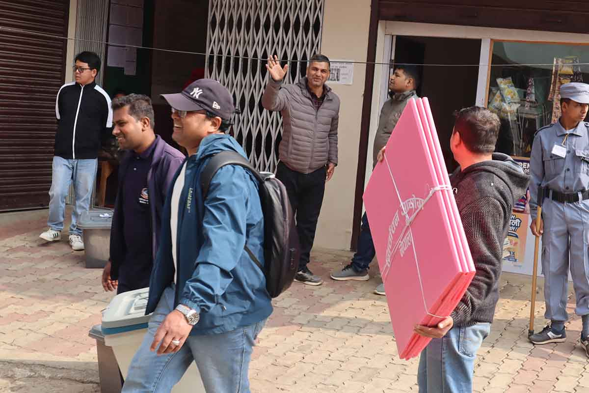 मतदान केन्द्रमा मतदाताको चहलपहल बढ्दै