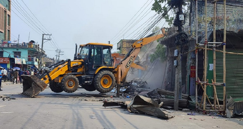 वीरगञ्जमा मुख्य सडक अतिक्रमण गरेर निर्माण गरिएका घरटहरा भत्काउन शुरू