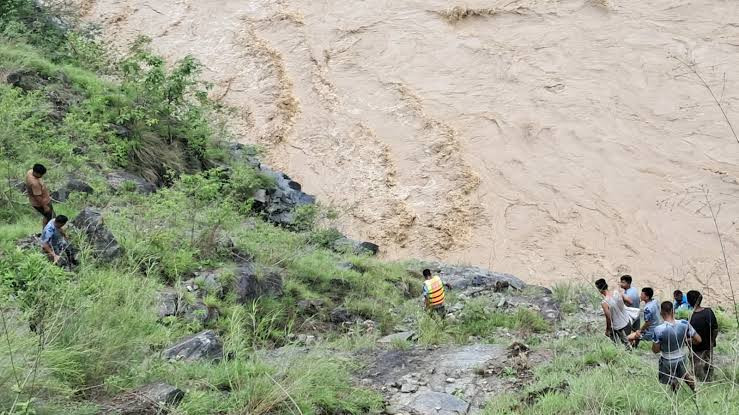 कर्णाली नदीमा खसेको मिनिबसमा रहेका पाँच जनाको सनाखत