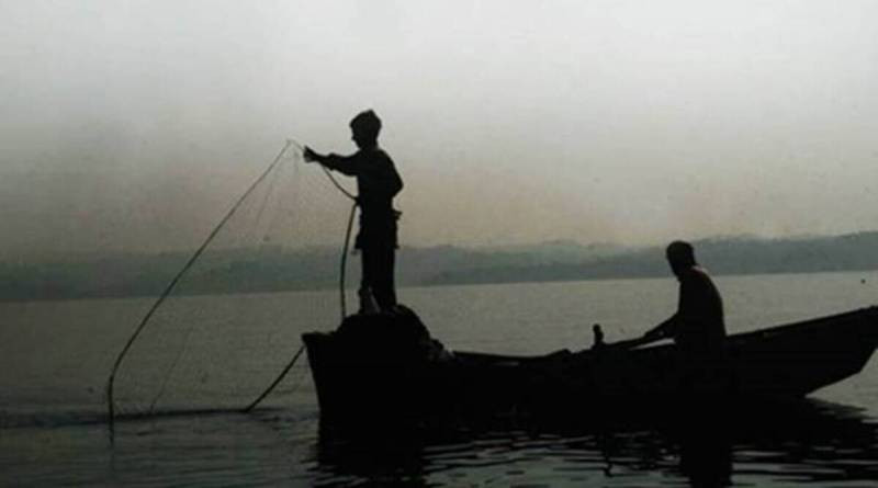 नदीमा करेन्ट लगाइ माछा मार्ने चार जना पक्राउ