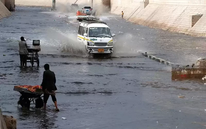 यमनको राजधानीमा भारी वर्षा र बाढीका कारण यातायात अवरुद्ध