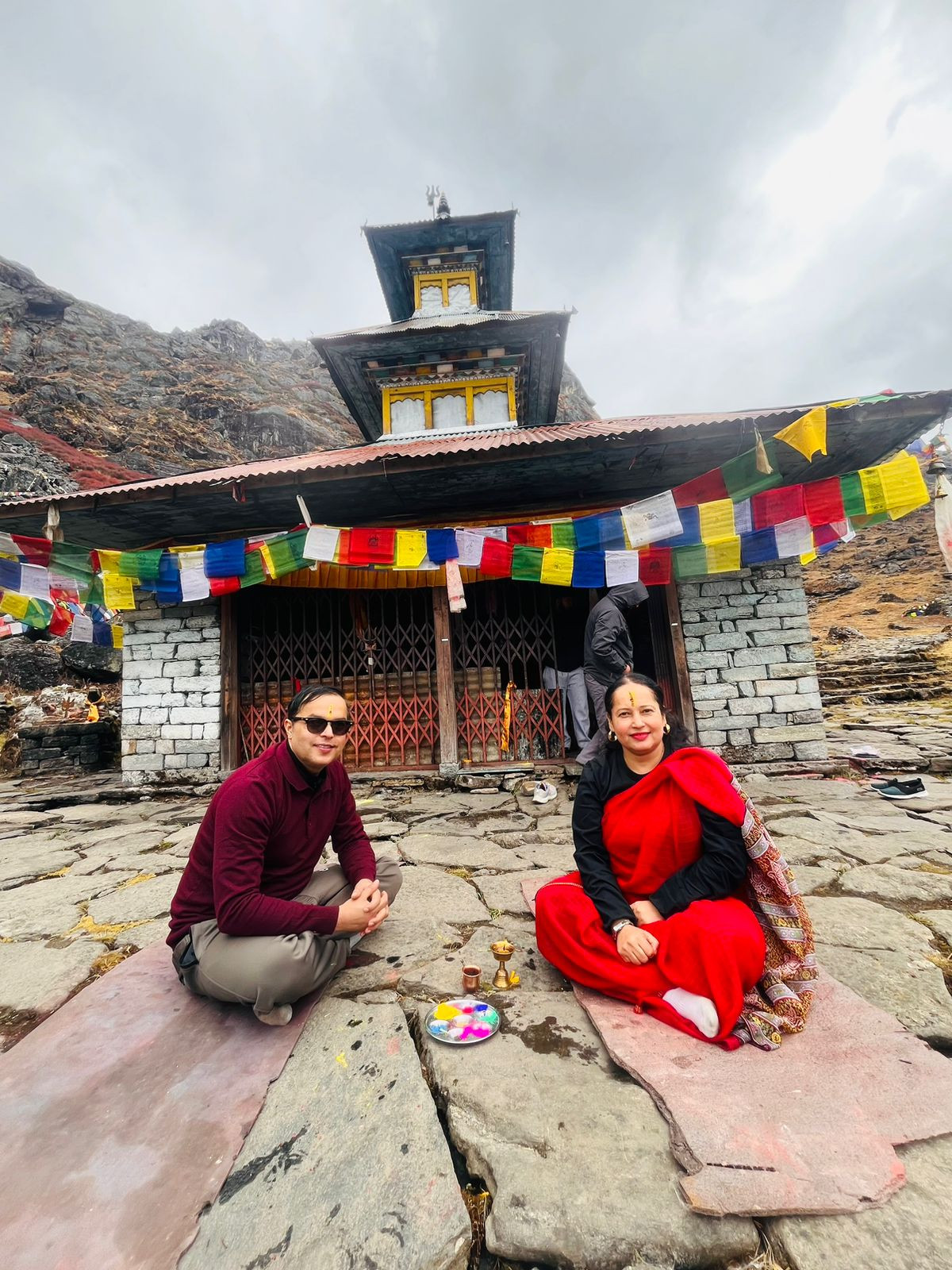 पाँच पोखरी पुगेर दिदिभाईले भाईटिका लगाए