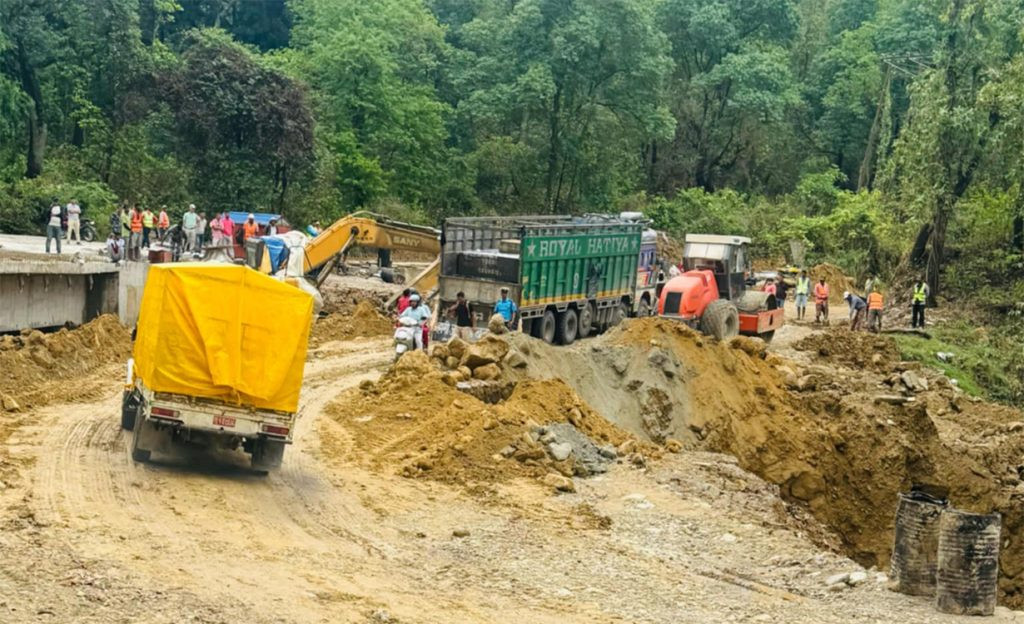 अवरुद्ध भएको  पश्चिम नवलपरासीको दाउन्ने खण्ड एकतर्फी सुचारु